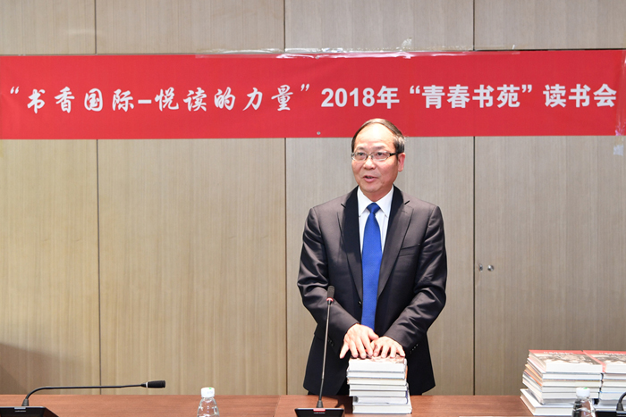 1.趙家旺發(fā)言并向各支部贈送圖書 (2).JPG