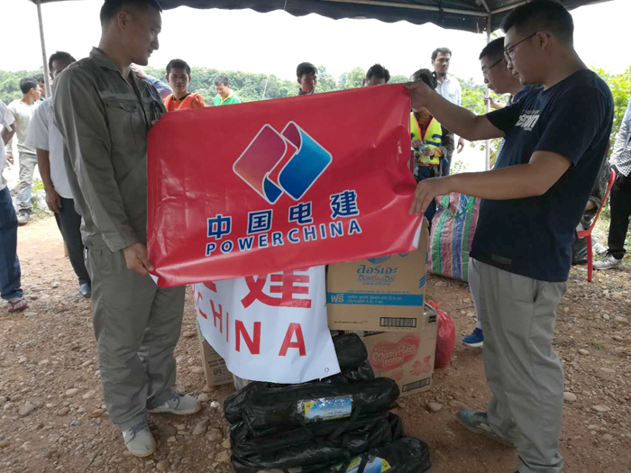 1532589283297546.jpg 醒目漢字橫幅以便救助中國(guó)同胞.jpg