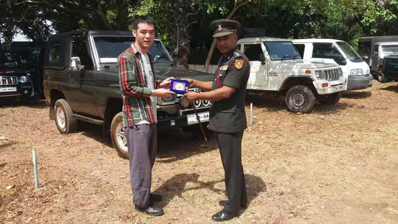 斯安全部隊(duì)少將為袁浩頒發(fā)紀(jì)念獎?wù)?jpg