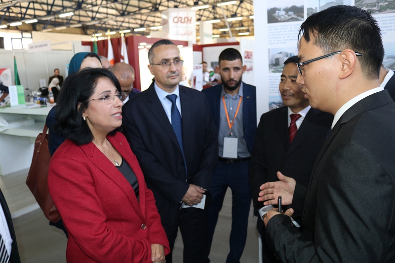 1. 向部長介紹情況.jpg