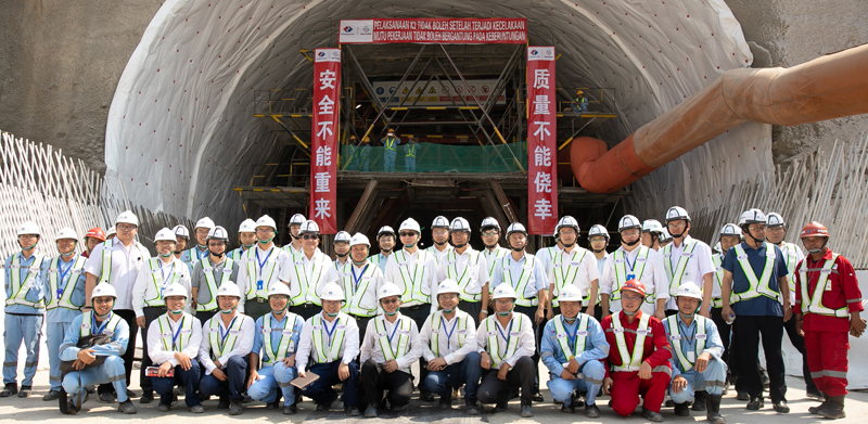 晏董事長、李燕明總在雅萬高鐵4號隧道合影.jpg