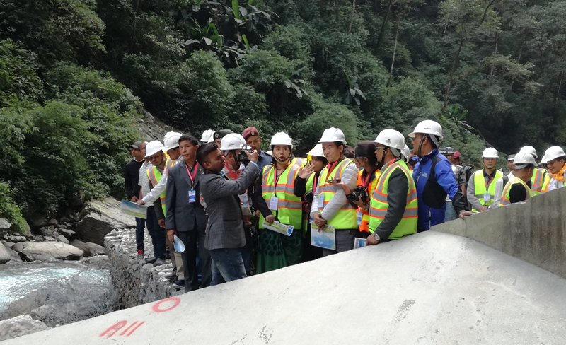 圖4 部長(zhǎng)參觀渠首.jpg