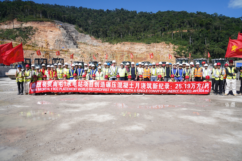 南屯1水電站碾壓混凝土月澆筑破世界紀(jì)錄.JPG