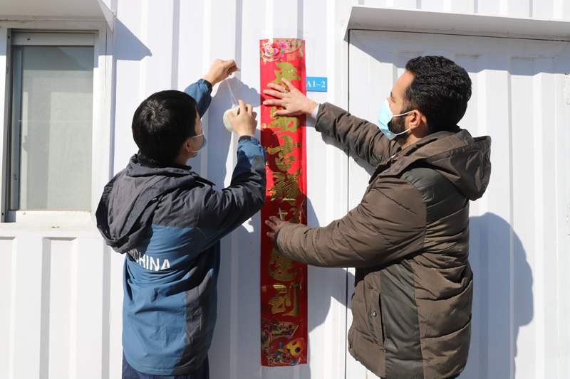 中、巴員工一起貼對(duì)聯(lián) 攝影：李可.JPG