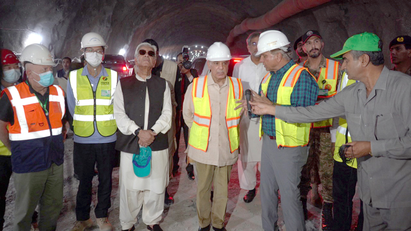 夏巴茲·謝里夫（右三）視察2號導(dǎo)流洞.jpg