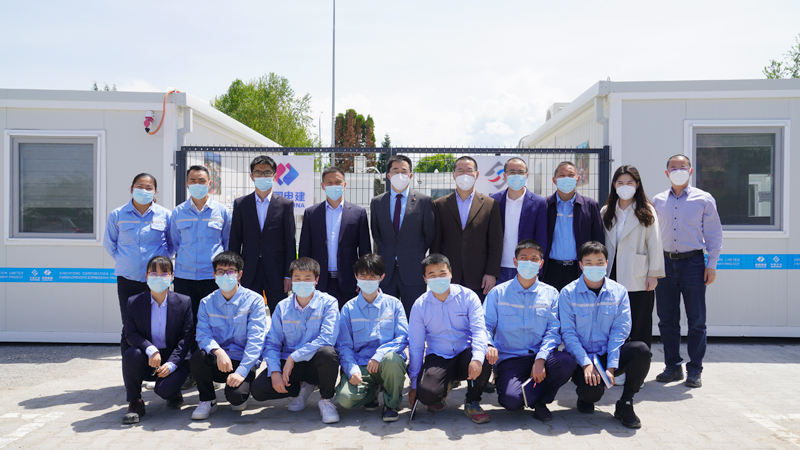 張佐大使、何丙華參贊（后排左五、左六）與我公司人員親切合影.JPG