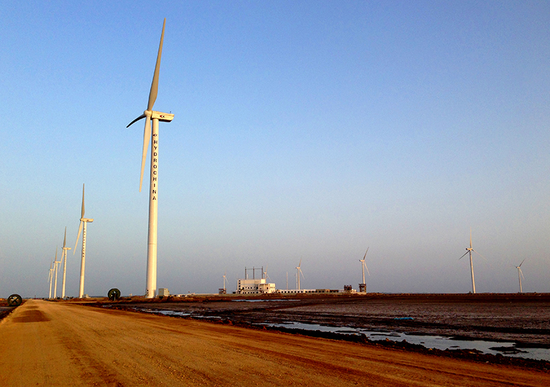 巴基斯坦大沃49.5MW風(fēng)電項目，是“中巴經(jīng)濟(jì)走廊優(yōu)先建設(shè)項目”清單首批14個項目中第一個完成融資關(guān)閉并開工的中方投資項目。同時也是中國電建集團(tuán)在海外投資落地的第一個新能源項目.jpg