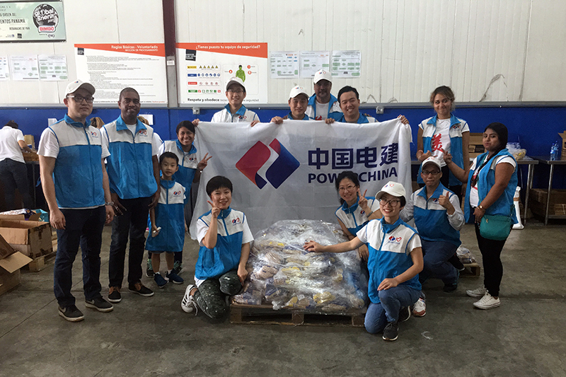 中國(guó)電建志愿者開展巴拿馬食品銀行義工活動(dòng).jpg