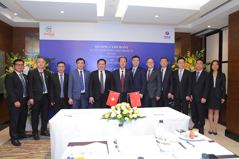 丁焰章出席越南風電群項目簽約儀式并調(diào)研指導越南國別工作.JPG