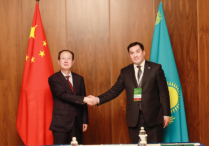 丁焰章與哈薩克斯坦能源部長埃爾蘭·阿肯熱諾夫會(huì)談.jpg