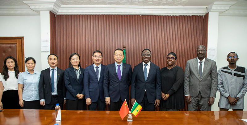 馬玉辛拜會(huì)塞內(nèi)加爾工業(yè)與貿(mào)易部長塞里涅·蓋耶·迪奧普.jpg