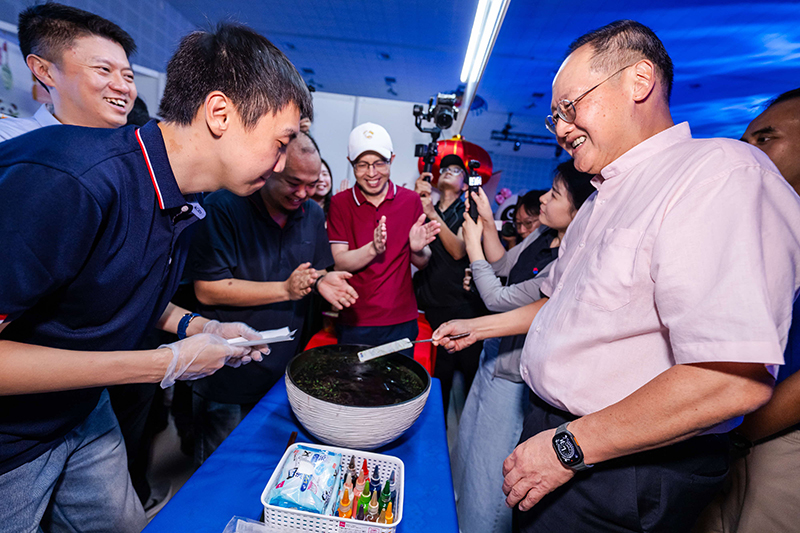 圖2 部長體驗(yàn)漆扇制作.jpg