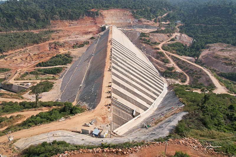 柬埔寨菩薩水電站大壩面板施工.JPG
